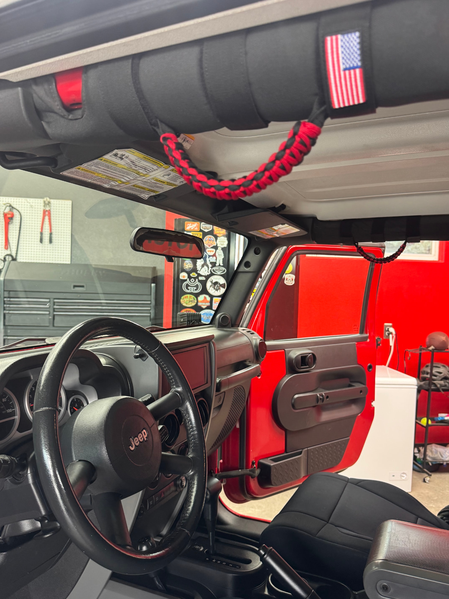 Red braided grab handles on Skadi's roll bar