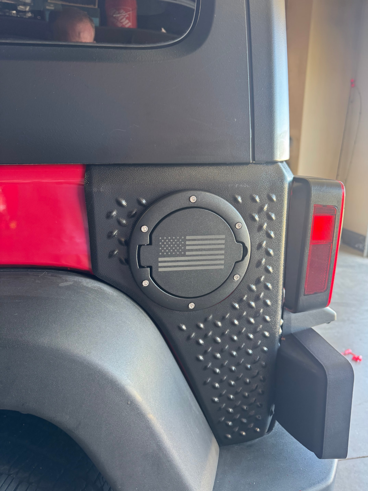 Rear corner armor and locking gas cap cover with US flag on Skadi