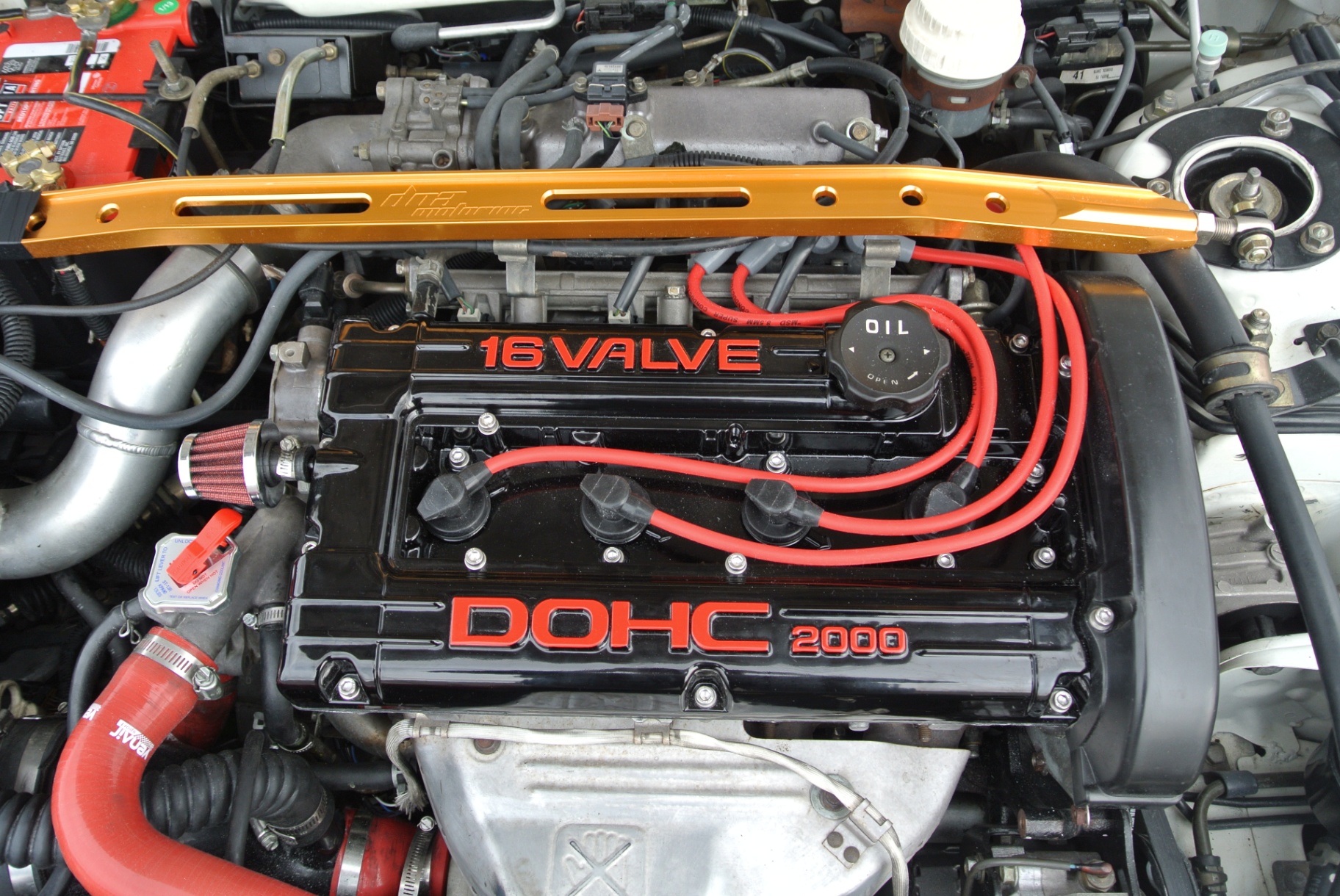 16-valve DOHC 2000 engine bay close-up