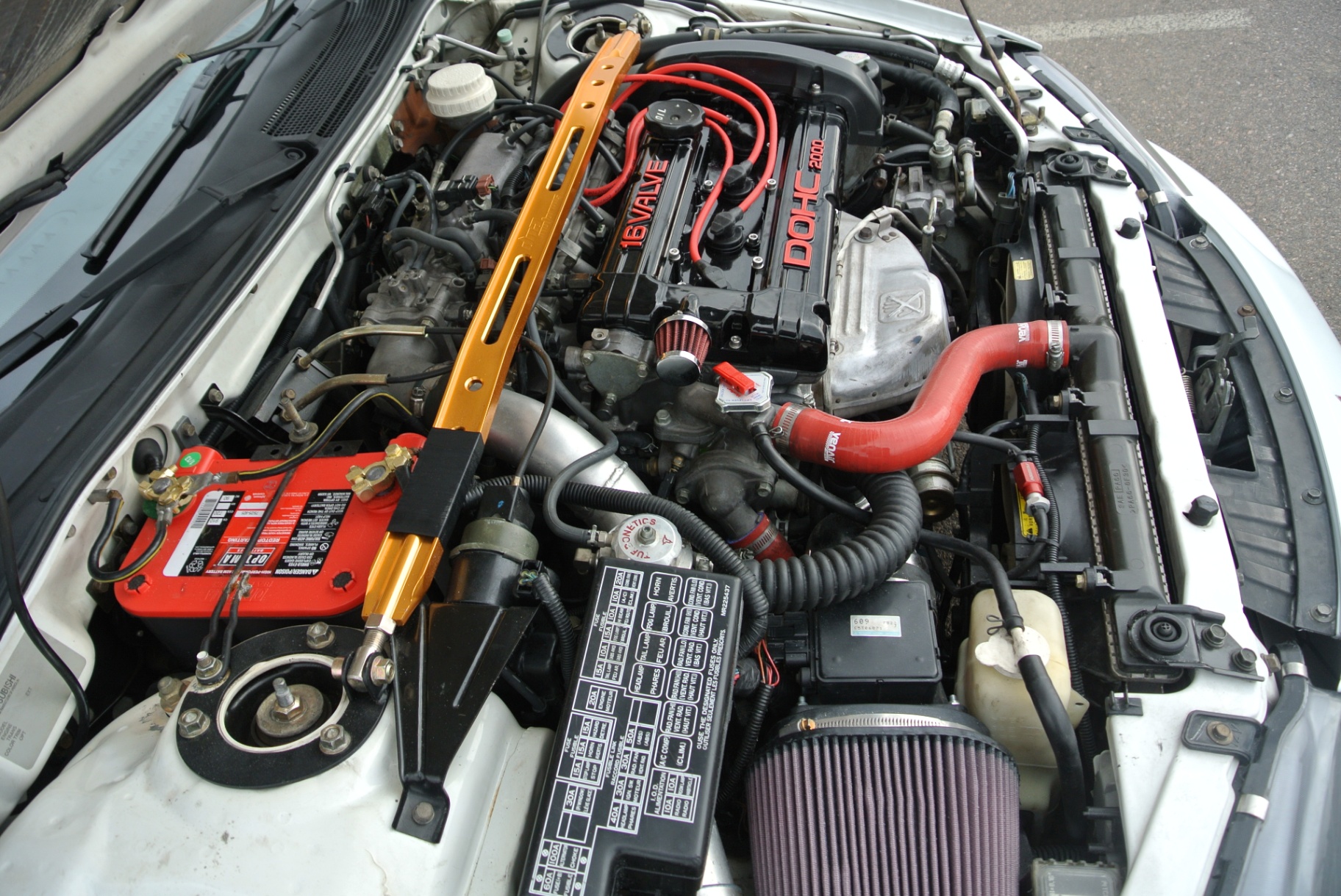 Wide engine bay overview with strut bar and intake